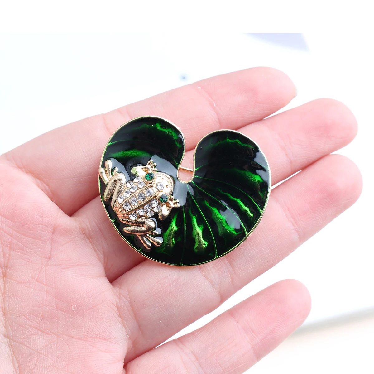 Зеленая лягушка Pomlee, листья лотоса, булавки, качественные эмалированные Броши Ainmal, новогодние дизайнерские ювелирные изделия, подарок Pyrrhula