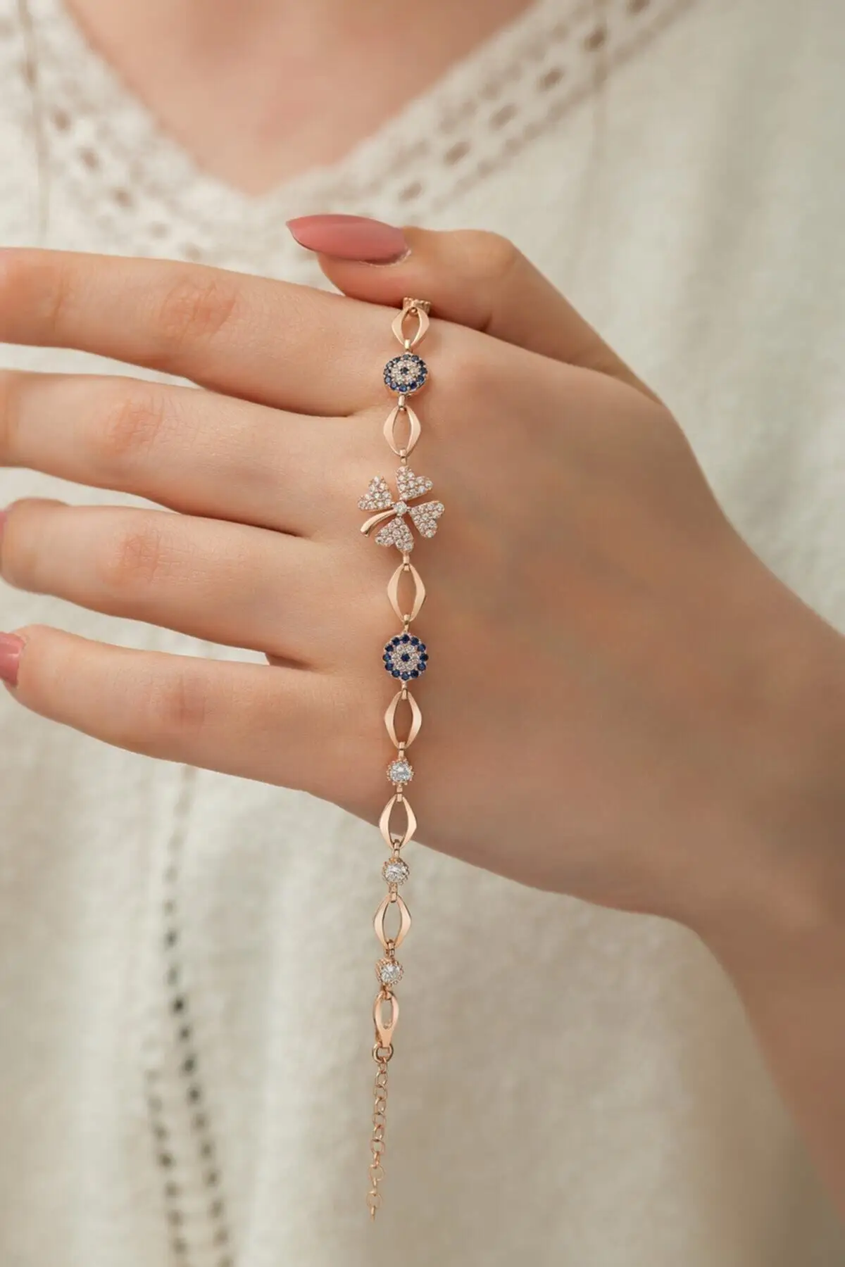 Серебряный Женский Браслет С Рисунком Клевера и синими бусинами |