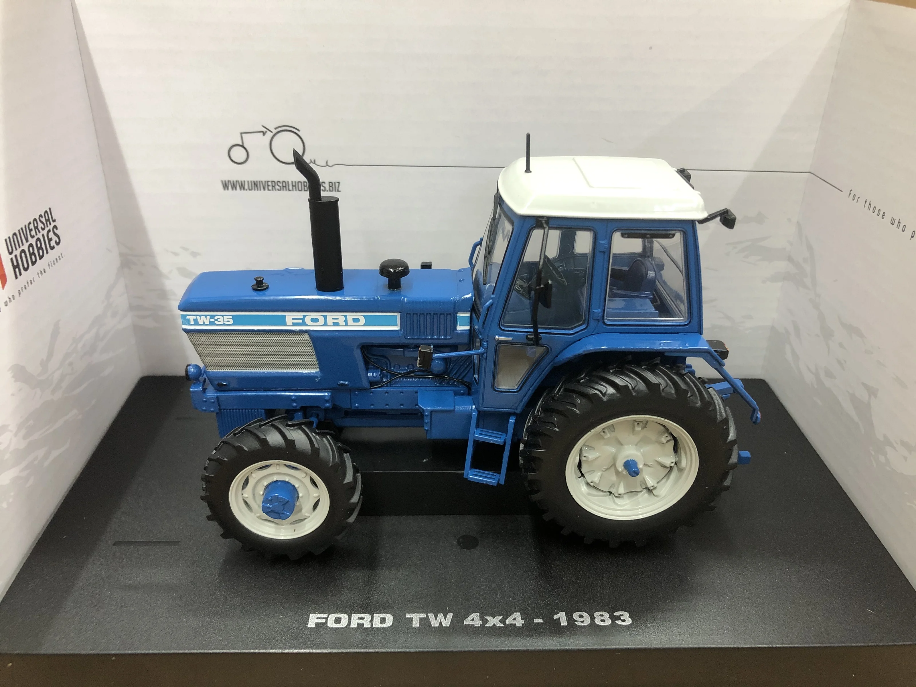 

UH 1:32 Ford TW 35 4X4 1983 трактор из сплава, модель 4027, подарки, Сувенирные игрушки