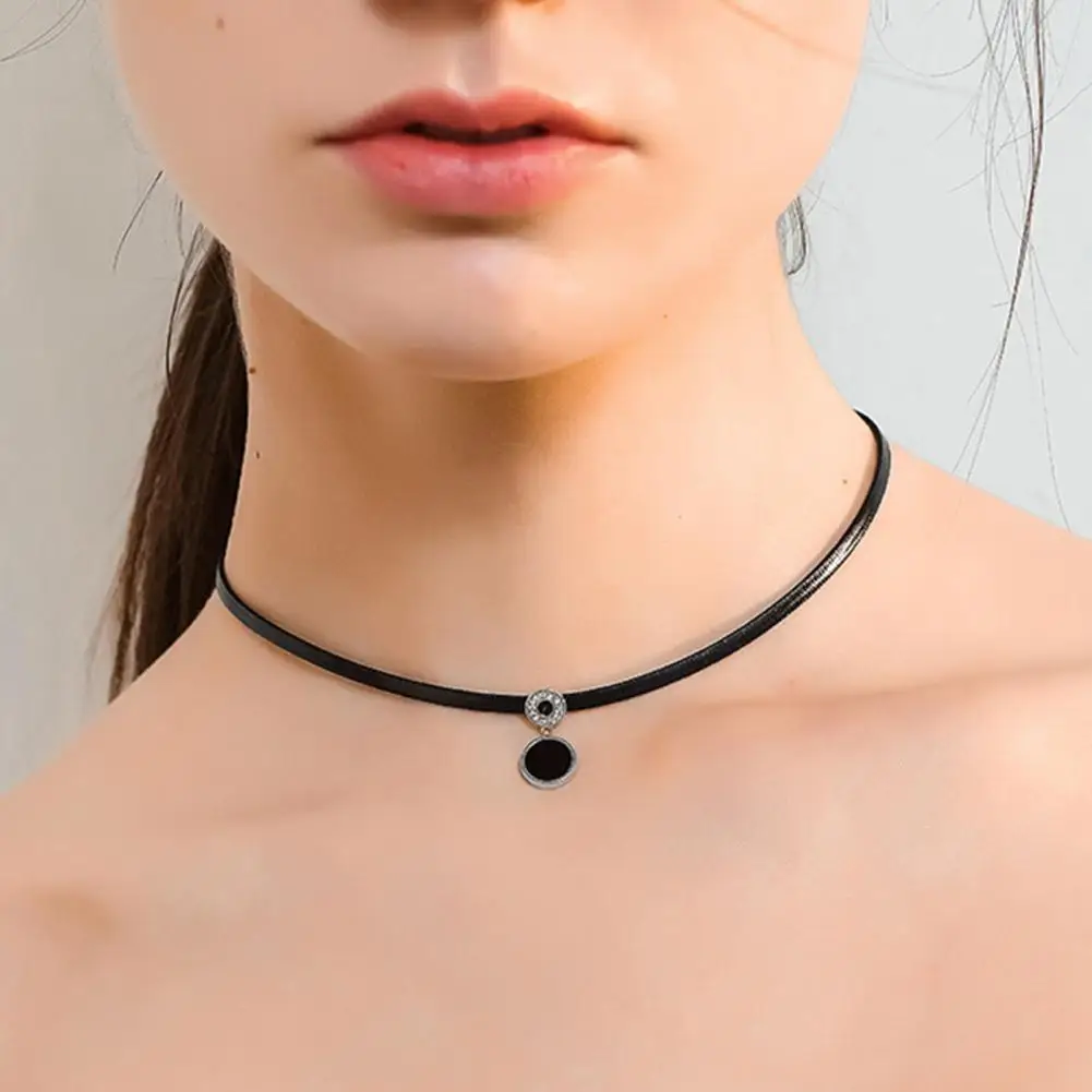 Женское колье-чокер с круглым кулоном регулируемой длины