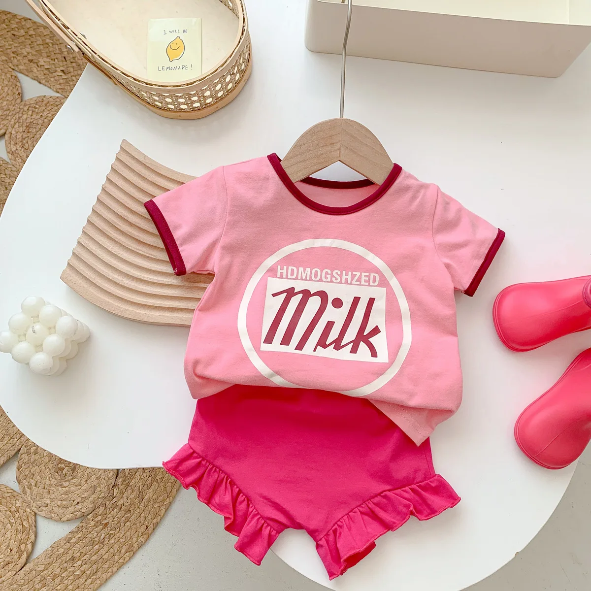 

2023 New Summer Korean Toddler Baby Girls 2PCS Clothes Set Letter Printed Short Sleeve Pink Top Lace Solid Cotton Shorts Suit