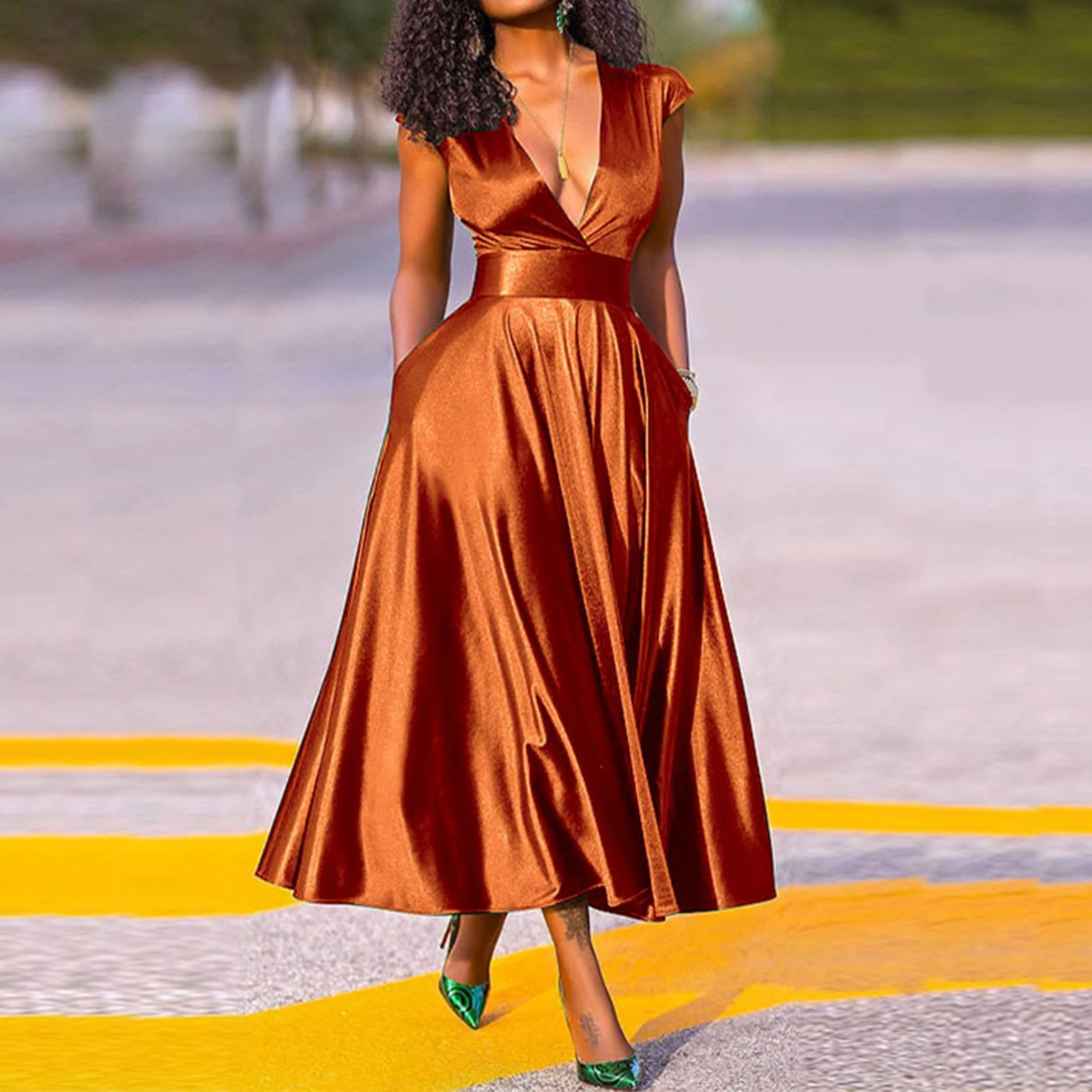 

Женское длинное вечернее платье с V-образным вырезом