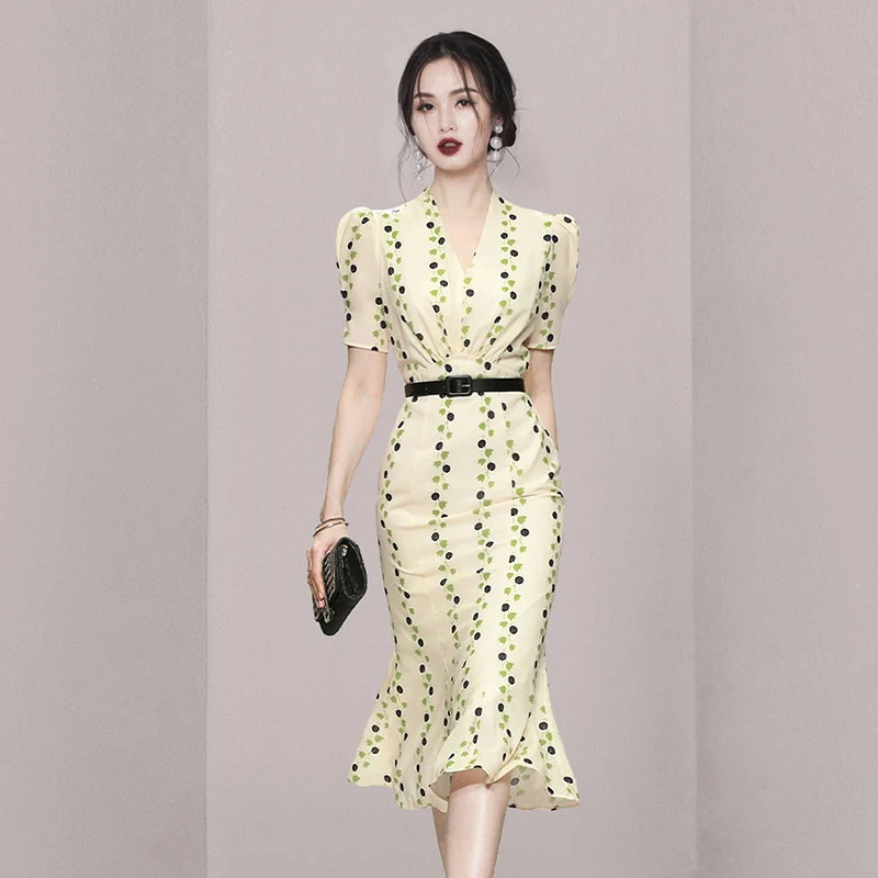 

2022 Women's Summer New Korean Version High-end Temperament Fashion Elegant V-neck Short Sleeve Waist Fish Tail with Belt Dress