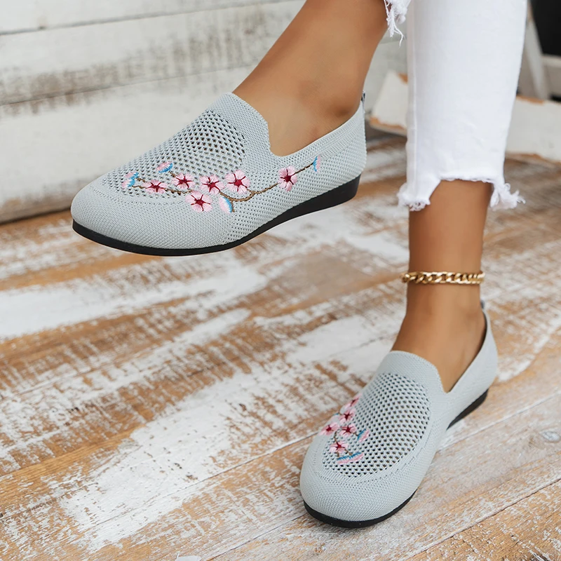 Ladies Flat Shoes Ladies Lightweight Sneakers Autumn Chinese Style Embroidered Flat Shoes Breathable Outdoor Walking Shoes