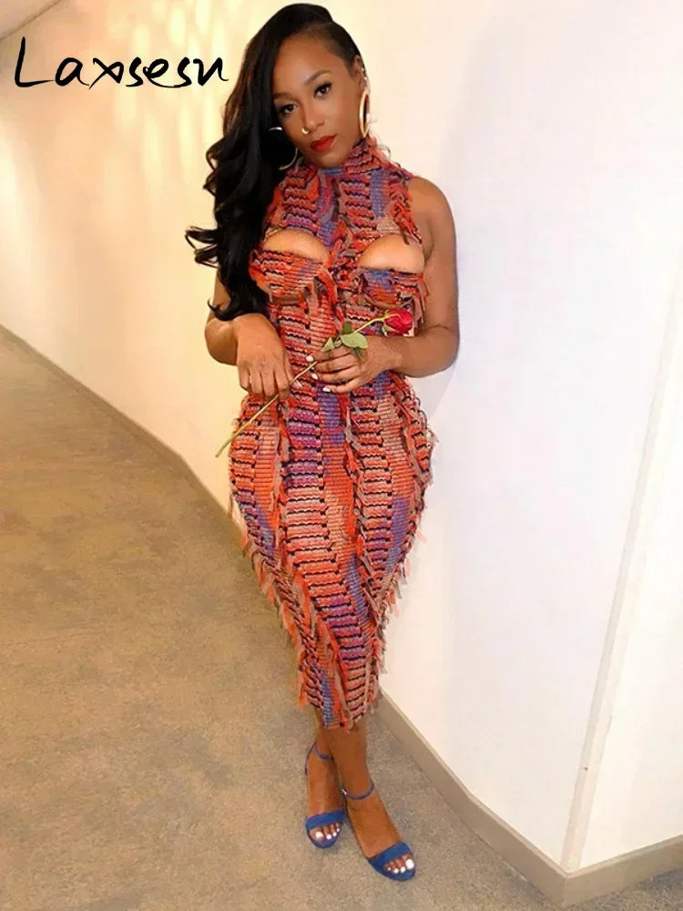 Женское трикотажное платье с кисточками и открытой спиной без рукавов