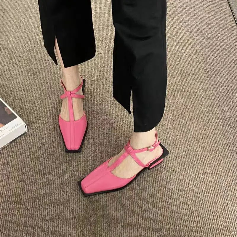 

Женские летние туфли-лодочки с ремешком на пятке