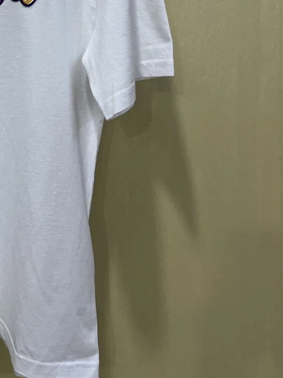 Белая женская футболка с вышивкой и надписью универсальная хлопковая коротким