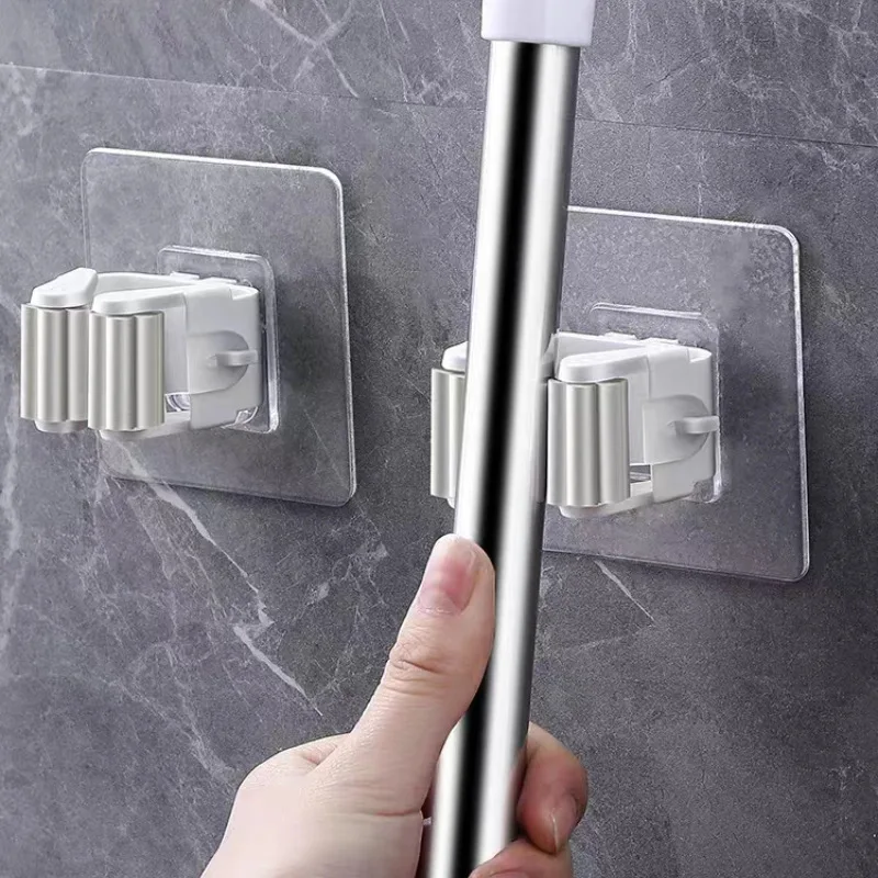 Серая полка для хранения в ванной комнате