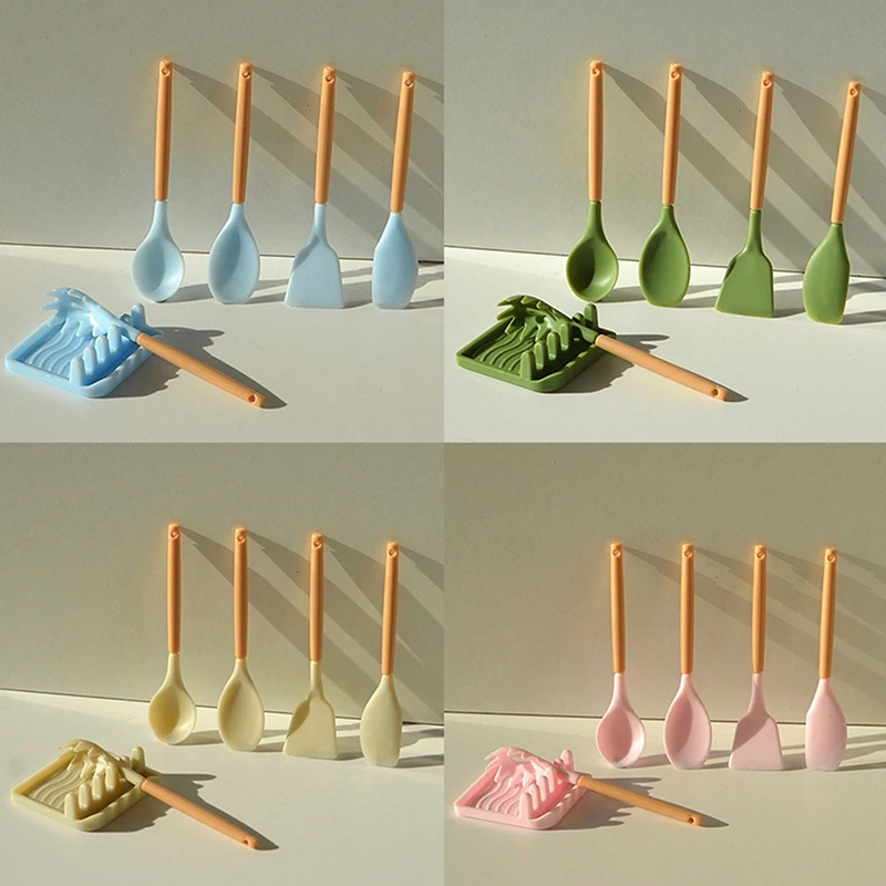

1Set 1:6 Dollhouse Miniature Pot Spatula Spoon Squeegee Frying Shovel with Holder Tray Kitchen Kitchenware Model Decor Toy