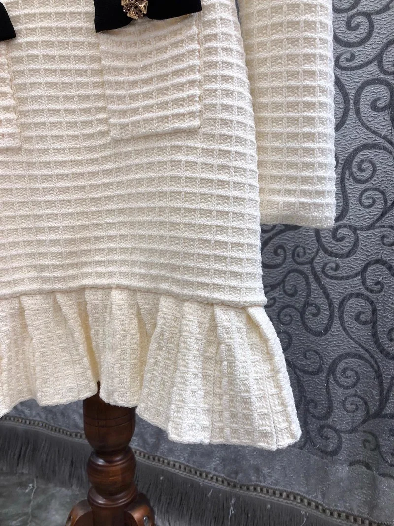 Женское трикотажное платье с V-образным вырезом длинным рукавом и пуговицами