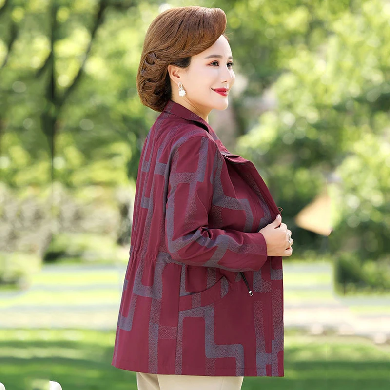 Рисунок 6 - Осеннее короткое пальто с принтом и длинными рукавами