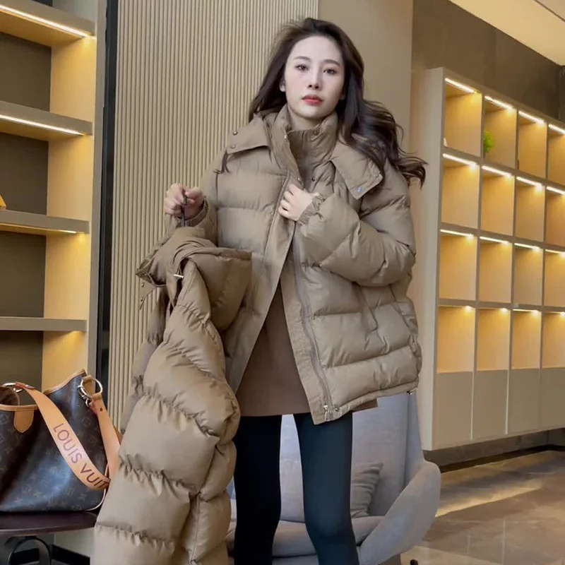Loose mid-length thick bread jacket design is a niche down jacket