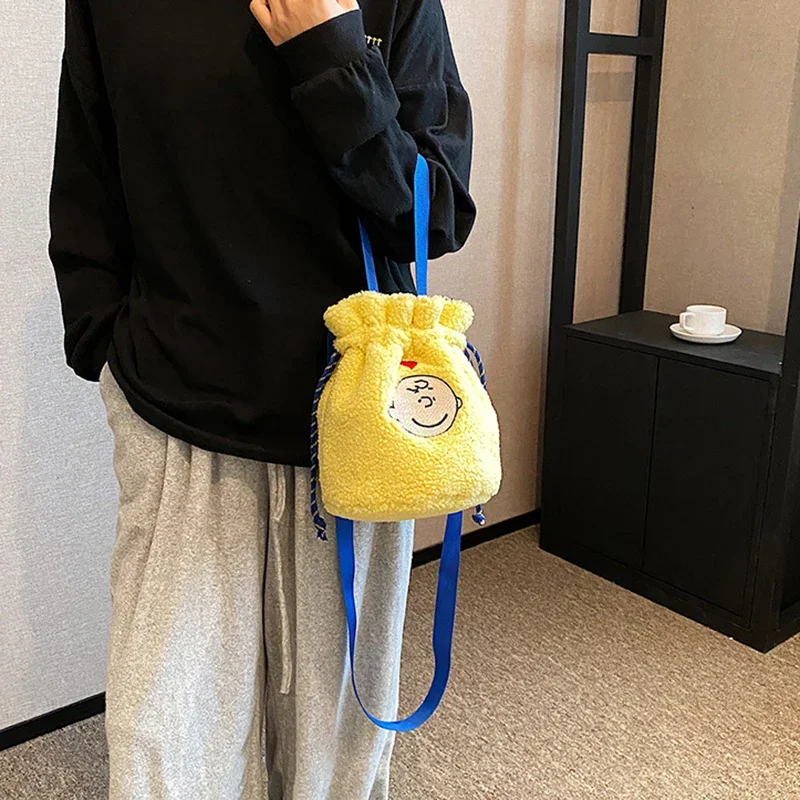 MINISO серия Disney Snoopy мультяшная плюшевая сумка-ведро на шнурке для отдыха модная