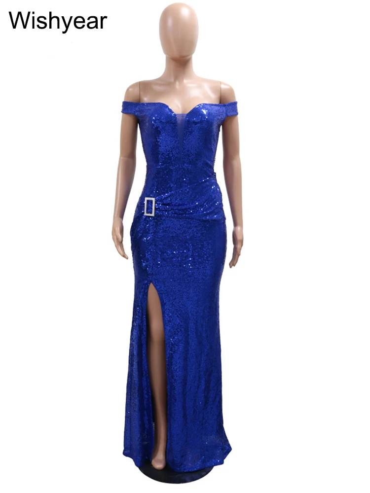 Вечернее платье с открытыми плечами и разрезом на шее