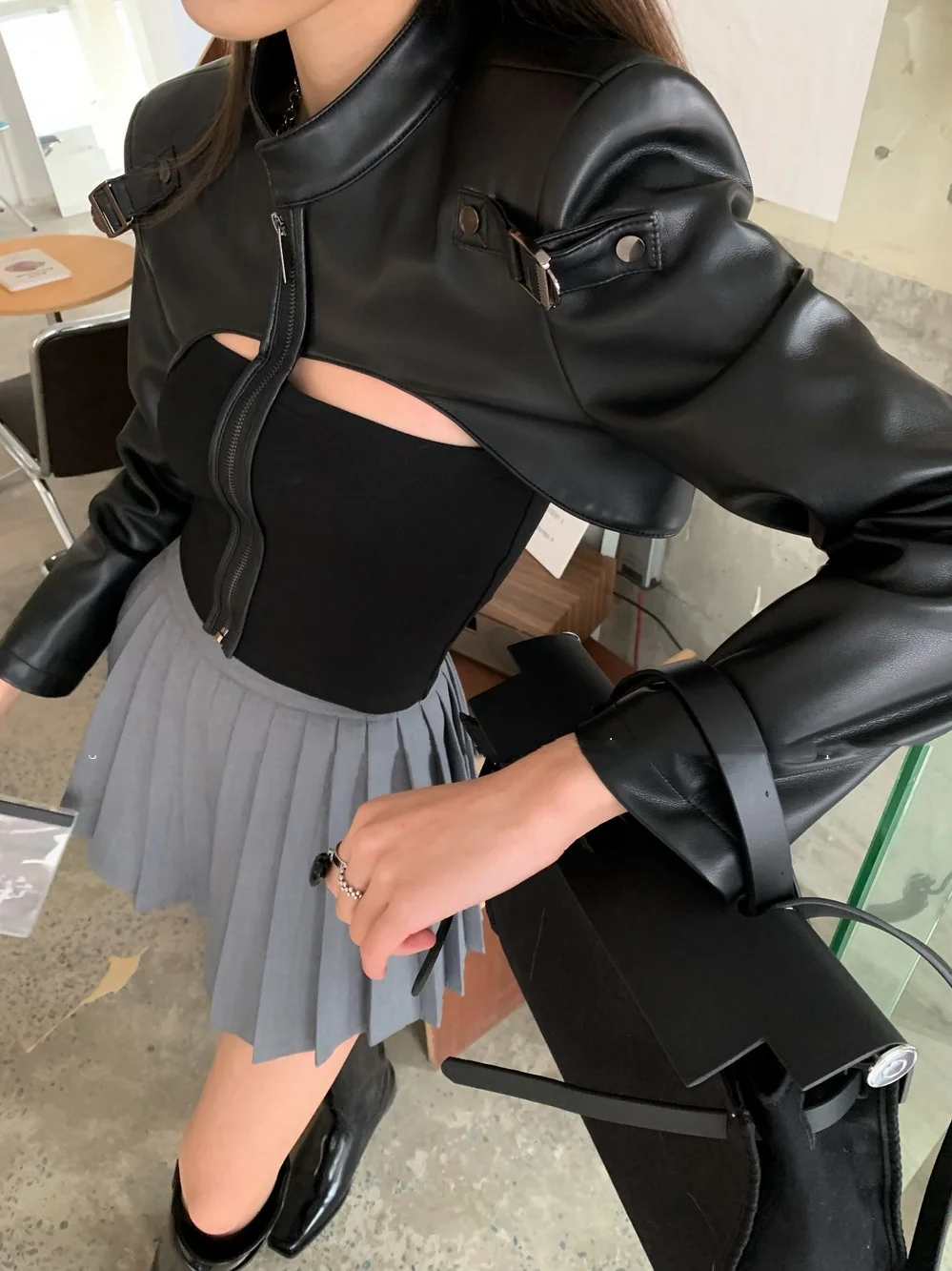 

Stand Collar Chest-Wrapped Stitching PU Leather Jacket Ultra-Short Coat