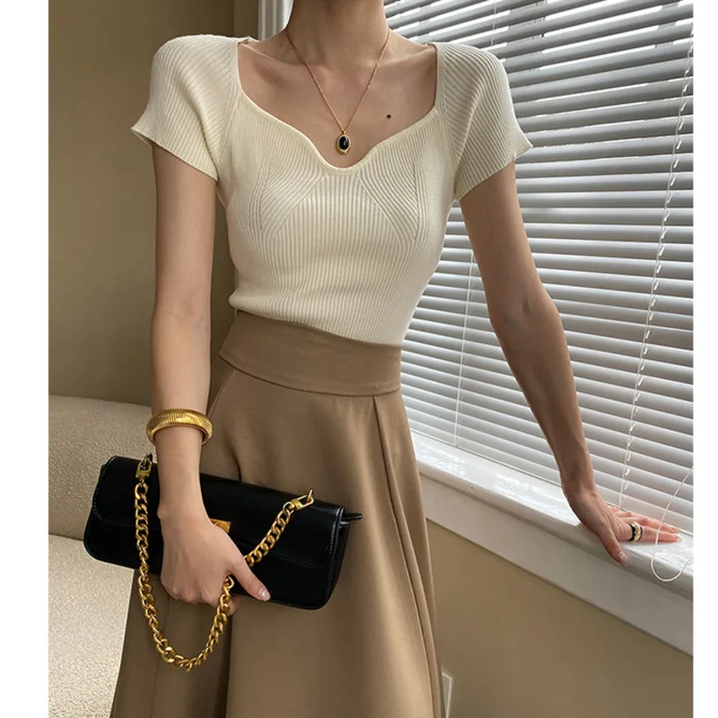 

Женская трикотажная футболка с коротким рукавом и V-образным вырезом