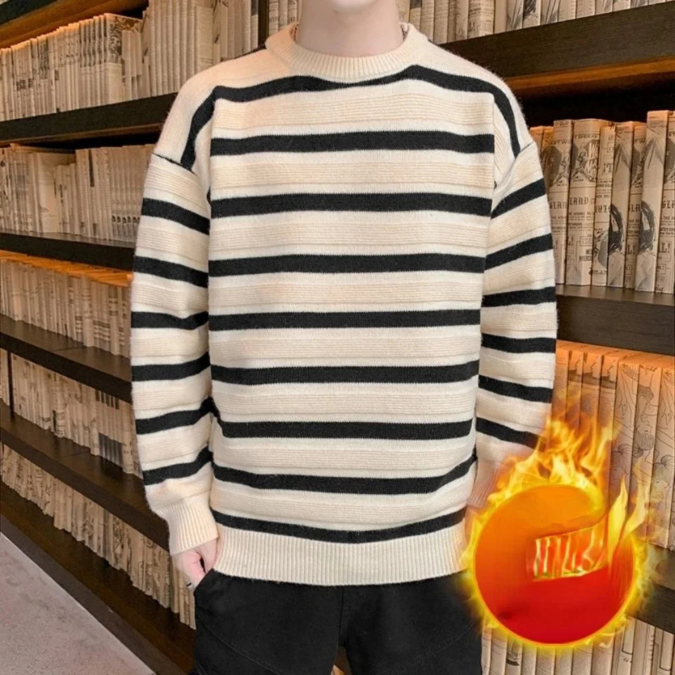 

Мужской свитер с круглым вырезом, утепленный Полосатый пуловер свободного покроя с бархатной подкладкой, модель L179 на осень и зиму, 2023