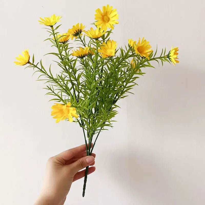 

Искусственный букетик маргариток из шелка