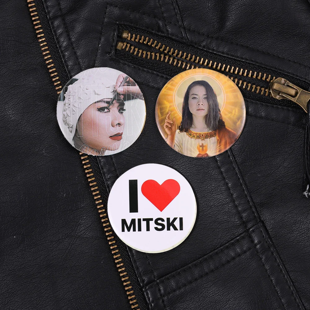 I LOVE MITSKI мягкая застежка Pin знаменитая фигурка певицы, круглый значок на воротник, металлический подарок для друзей I LOVE MITSKI мягкая застежка Pin знаменитая фигурка певицы, круглый значок на воротник, металлический подарок для друзей