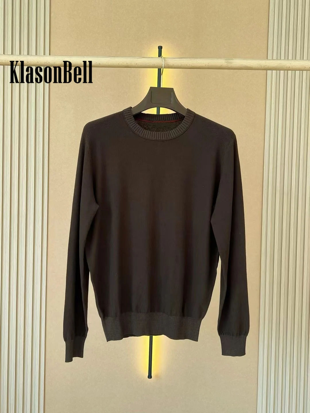 Мужской трикотажный свитер с круглым вырезом и длинным рукавом