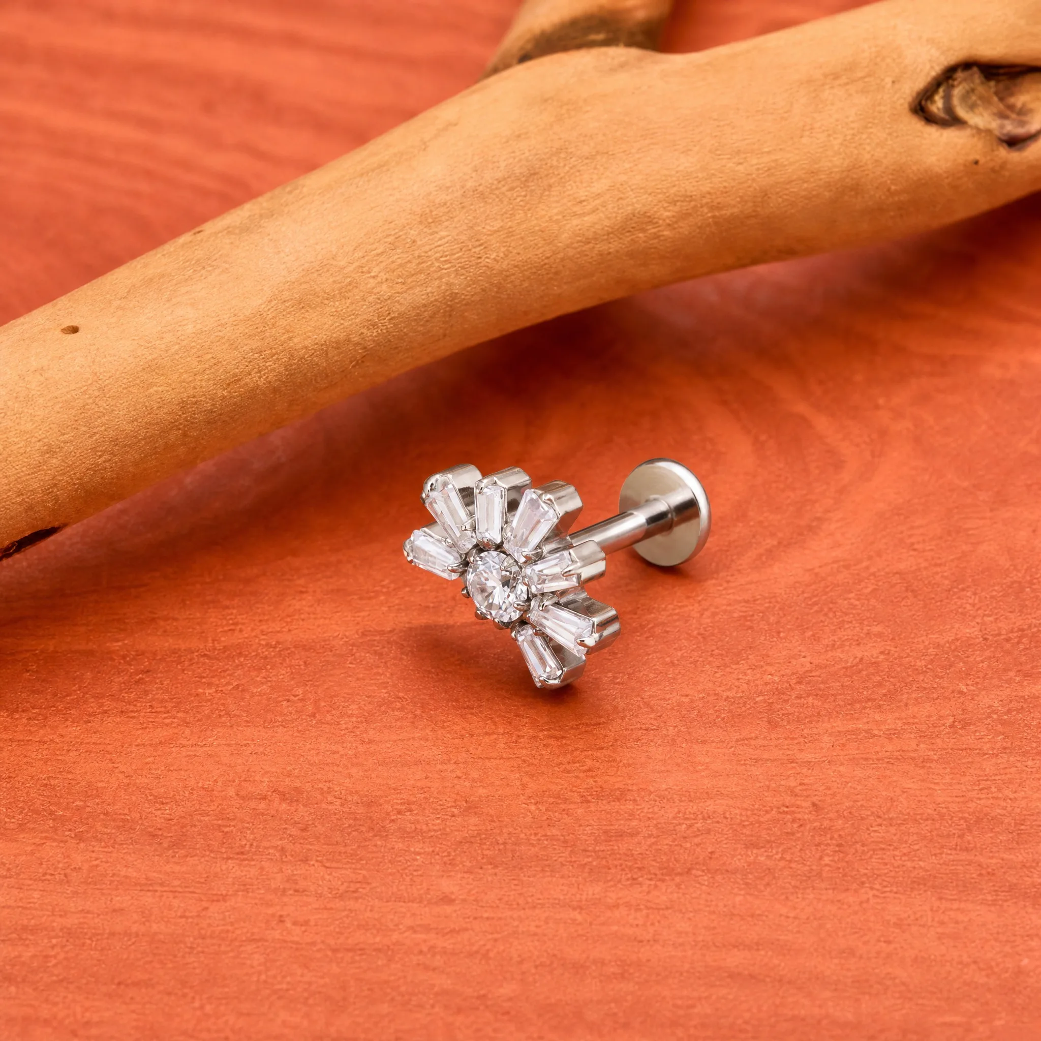 Фото Серьга-климбер ZOOR из титана ASTM F136 с квадратным фианитом, 16G, для пирсинга хеликса, трагуса, лабрета, с плоской задней частью, украшение для тела №4