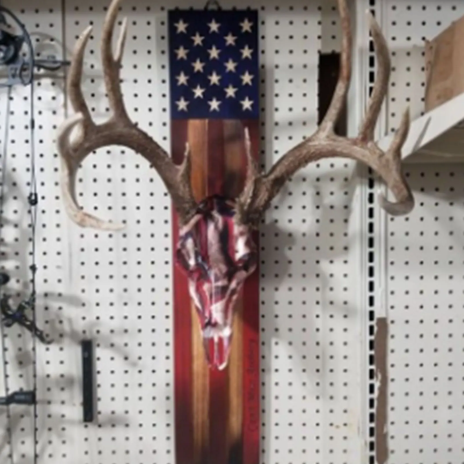 

European Mount Plaques Wooden Deer Skull Plaque Skull Hooker Display Rack American Flag Decor Pedestal Skull Display And Mount