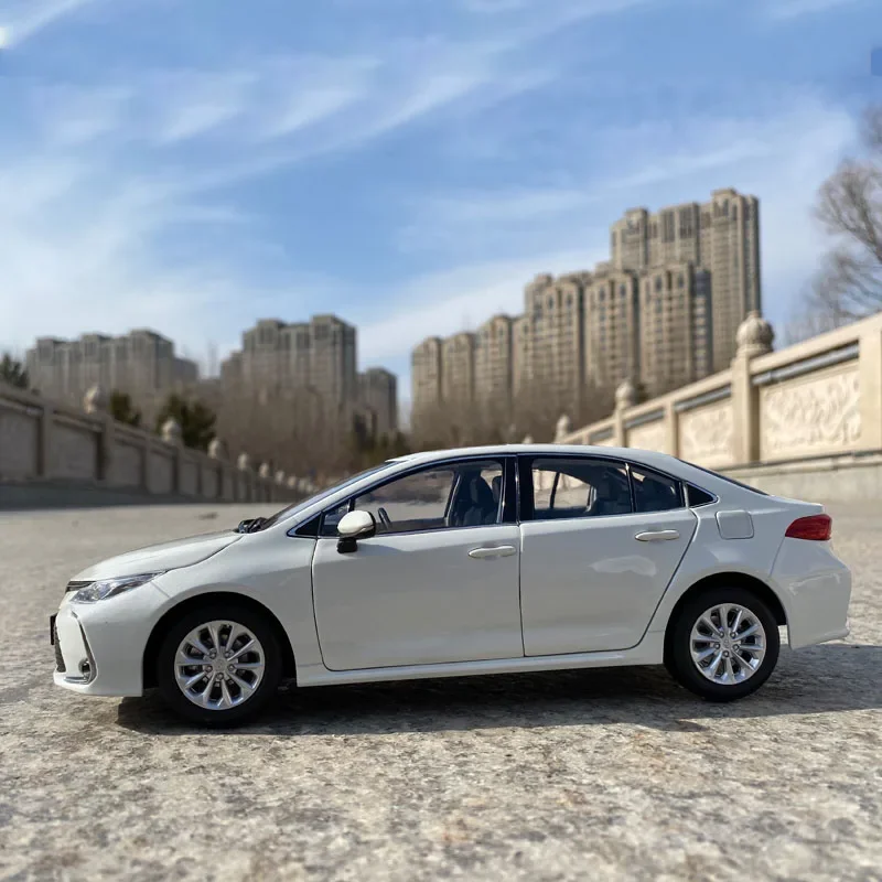 Модель автомобиля Toyota Corolla DIECAST в масштабе 1:18 из сплава
