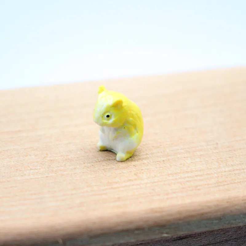 

Миниатюрный хомячок из смолы