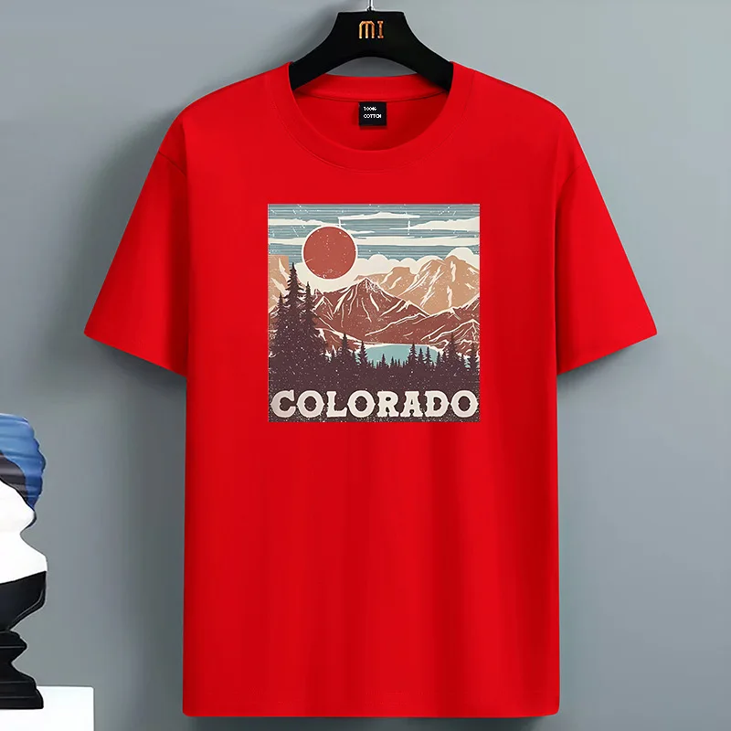Фото Белая футболка с коротким рукавом и рисунком Colorado Mountain Sunset, с ретро-пейзажем и изображением красного солнца №5
