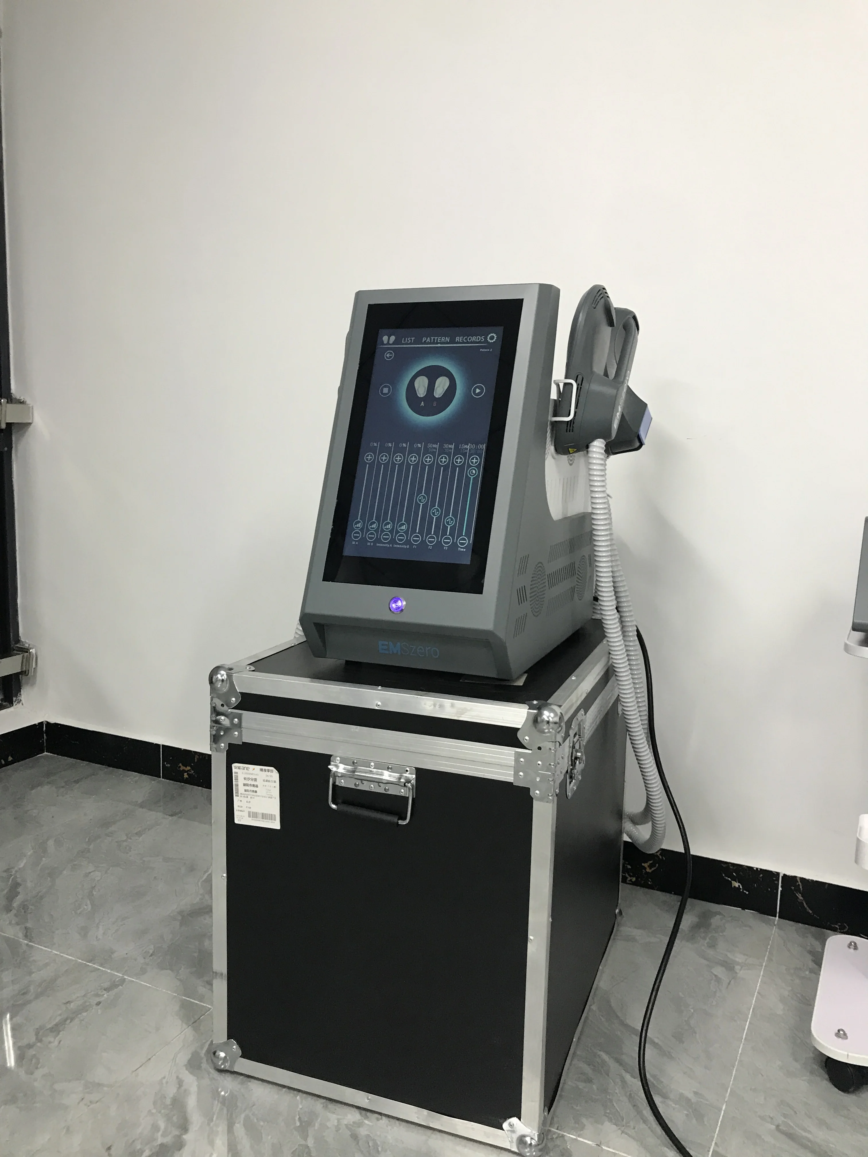 Электрический ирригатор для полости рта EMSzero Machine