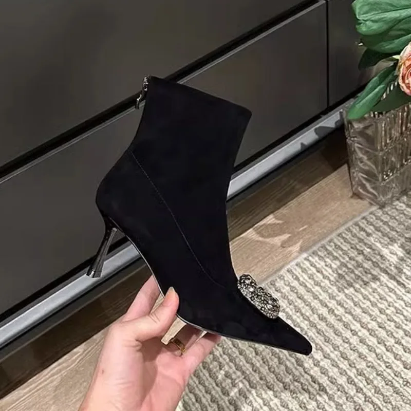 Зимние женские короткие сапоги новинка стильные роскошные на шпильке со