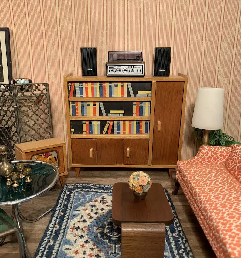 

Миниатюрный современный немецкий книжный шкаф среднего века, кремовый шкаф, винтажный в стиле 1950-60-х годов для кукольного домика в масштабе ...