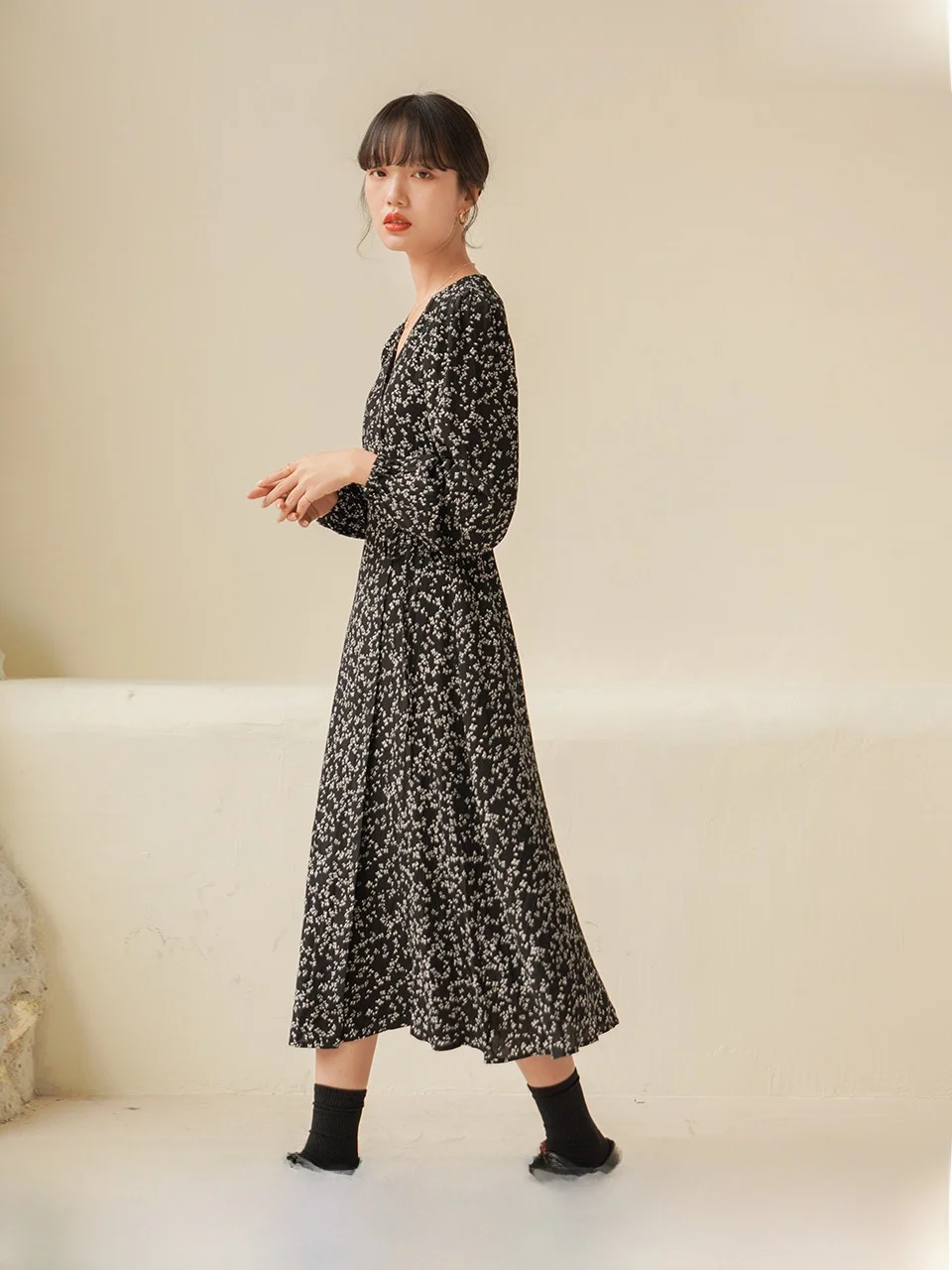 Черное женское платье с цветочным принтом Fashilu новинка осени 2023 облегающая талию