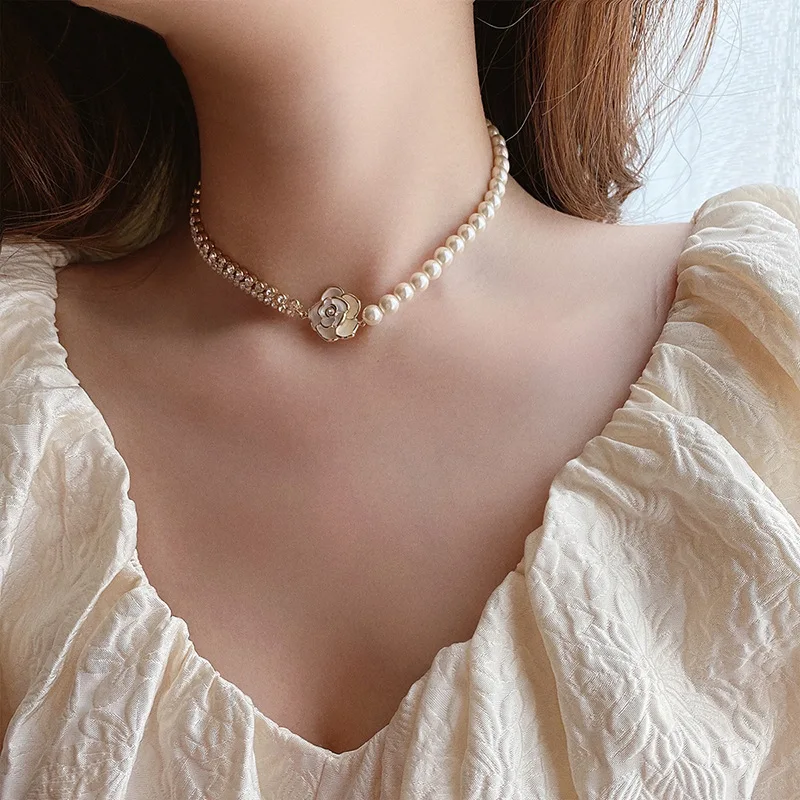 Изделие под названием "Genuine Gold - Plating Pearl Mosaic Korean Camellia Flower Ins Necklace Pastoral Collarbone Chain Rose Women" - это кулон на цепочке в стиле пастораль с жемчужным мозаичным вкраплением, покрытый настоящим золотом, с камели