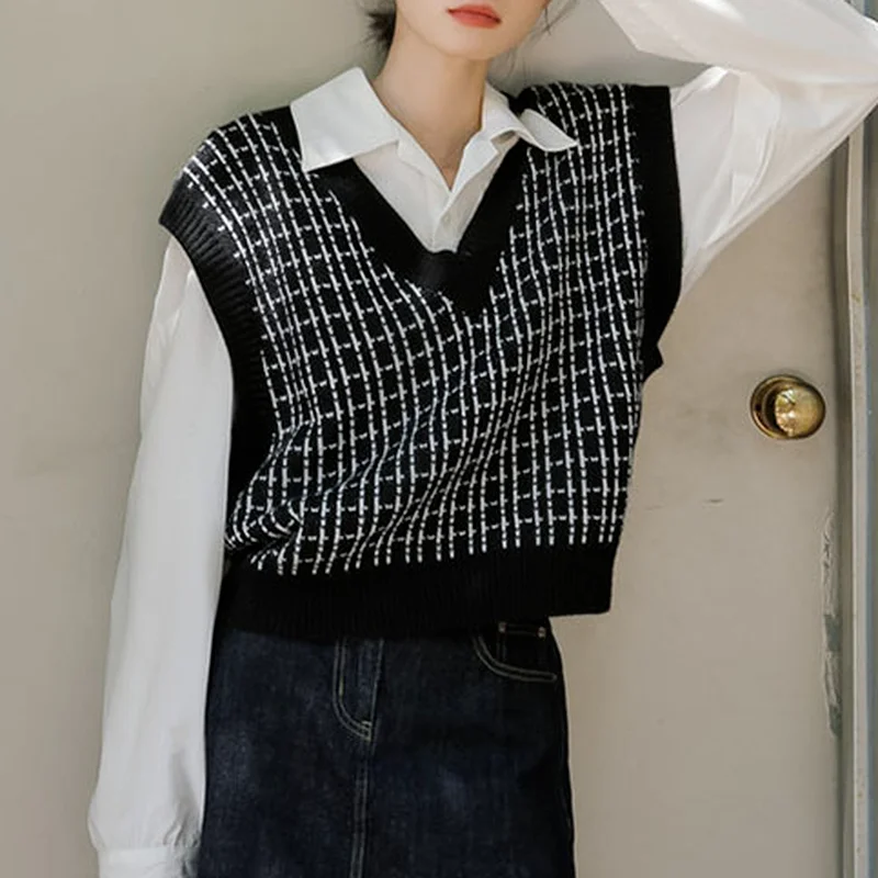 

2022 New Retro Fashion Women's Autumn Sleeveless Top Loose V-neck Plaid Knitted Sweater Vest Elegant Temperament Casual Women