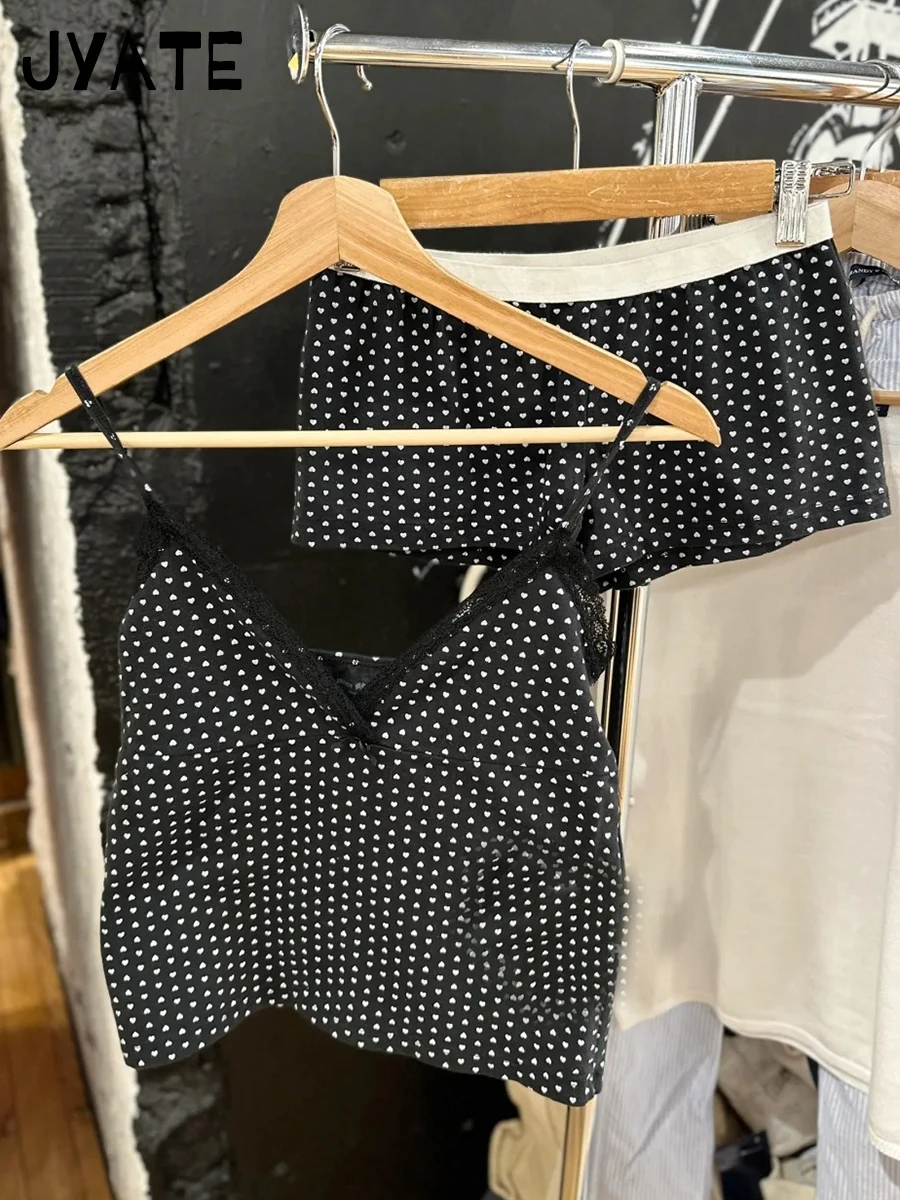 Женская хлопковая майка с кружевной отделкой и V-образным вырезом