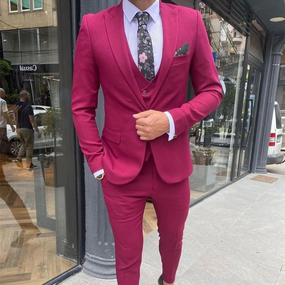 

Костюм мужской облегающий из блейзера и брюк, жакет + жилет + брюки, пиджак с заостренным лацканом, под заказ, свадебная одежда, цвет розово-красный