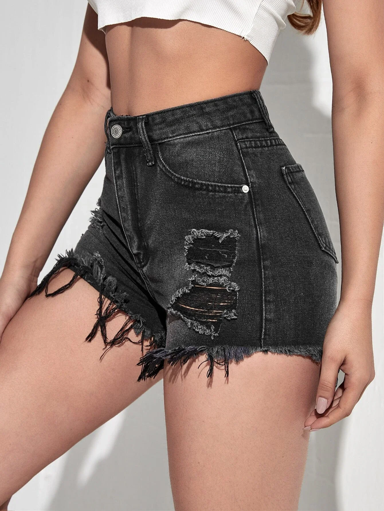 

Рваные джинсовые шорты с необработанным краем