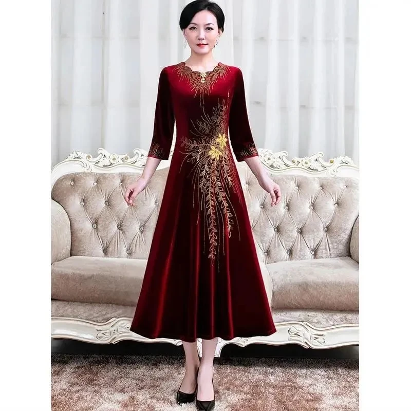 

2022 Fashion Long Heavy Diamonds Dress Vintage Gold Velvet Dress Female Mid-Aged Mother Temperament High-End Wedding Dress