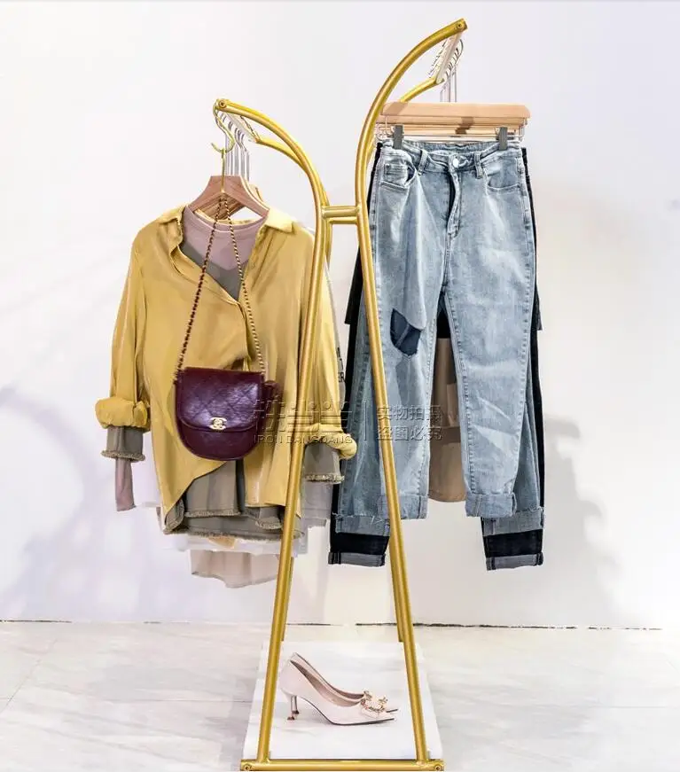 Витрина напольная для магазина одежды