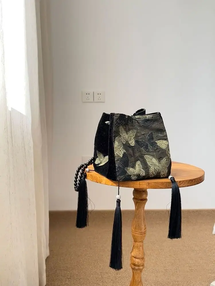 Новинка 2024 женская сумка-мешок через плечо с золотистой бабочкой и кисточкой