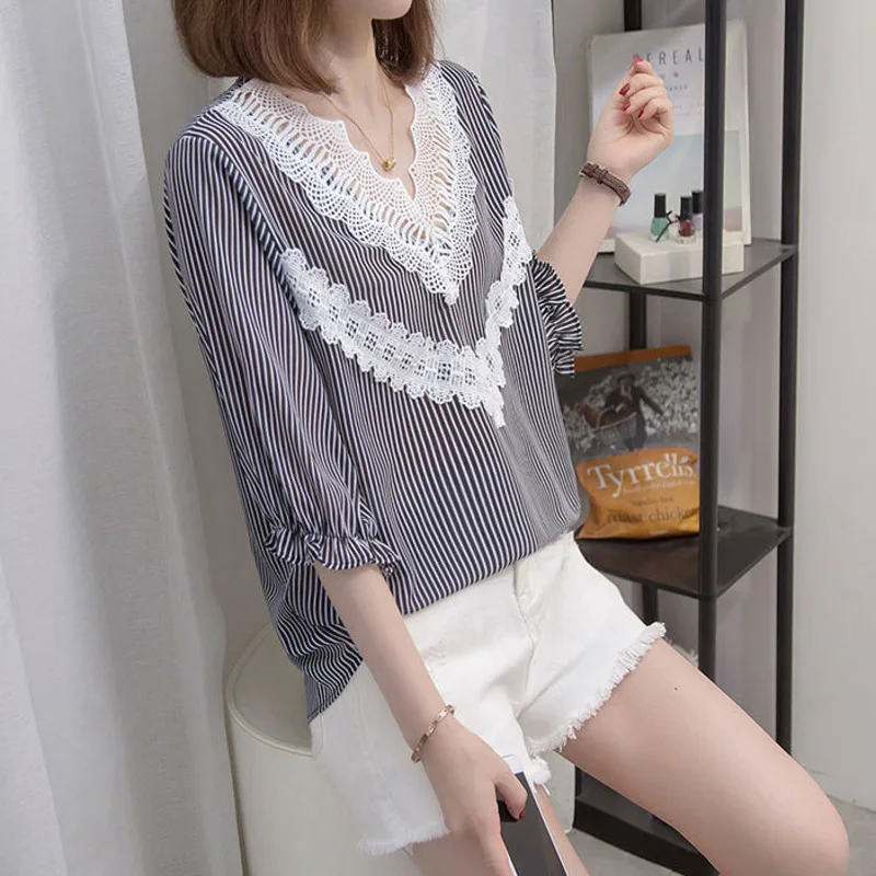 

2022 Summer Korean Female Design Sense Shirt Stripe Loose Lace Trim V-neck Blouses Oversize Short Sleeve Top Women Clothing