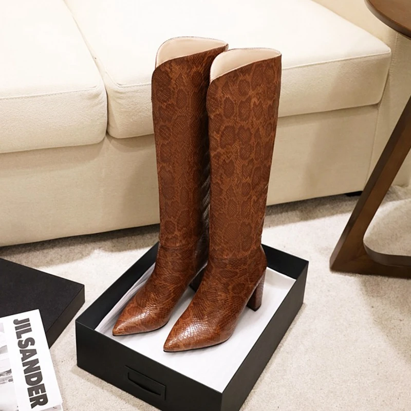 ORCHALISA Зимние сапоги до колена с острым носком массивный каблук 8 см без шнуровки