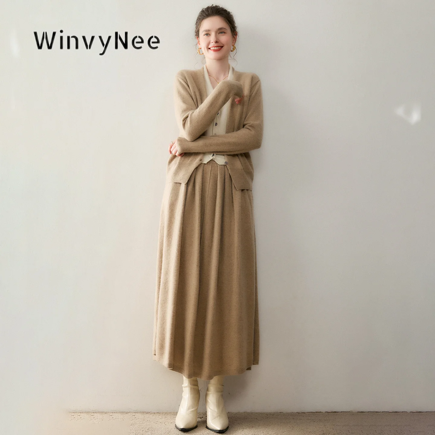 Фото Женский комплект WinvyNee: кардиган с V-образным вырезом и имитацией двух предметов одежды, макси-юбка, теплый, из мягкой шерстяной пряжи, минималистичный, для осени и зимы, вязаный, модель F1654055. №4