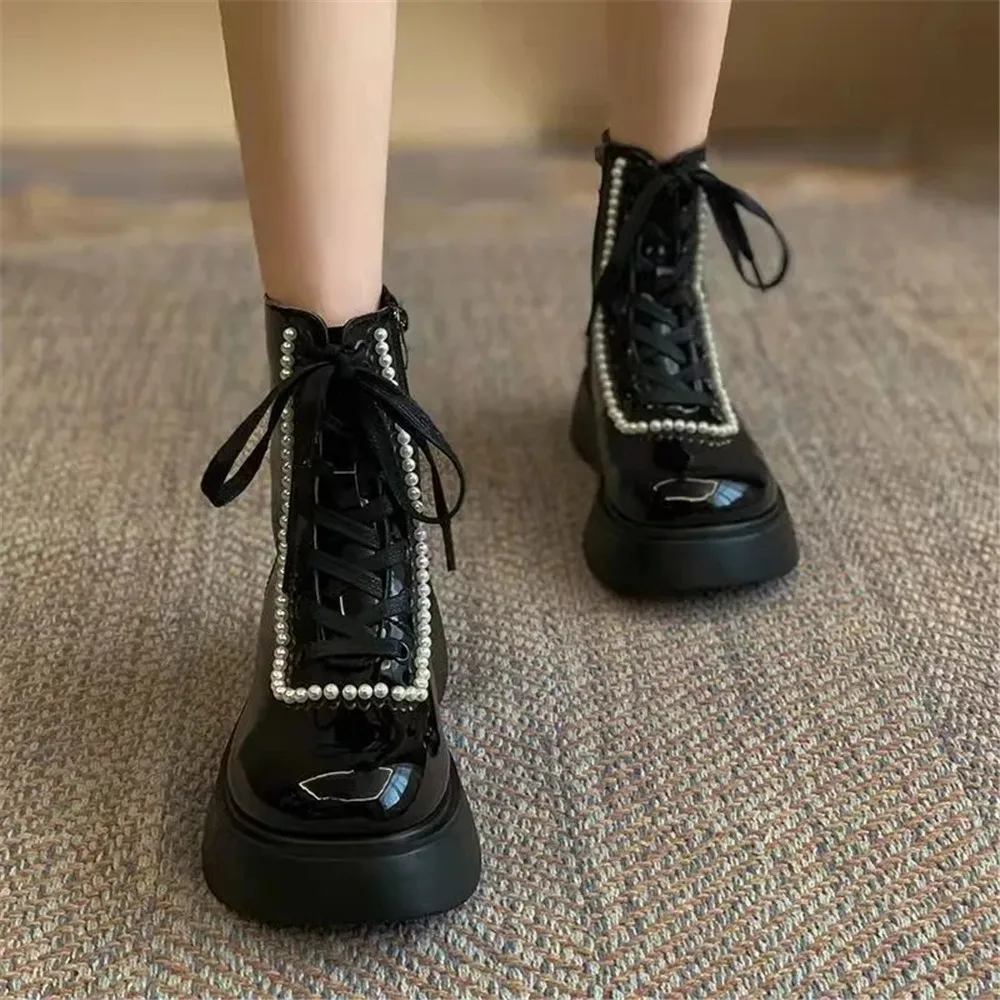 

Зимние женские ботинки на шнуровке с жемчужными бусинами кожаная обувь черные ботинки на танкетке женские ботинки на шнуровке на платформе...