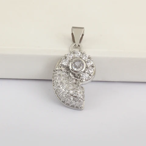 Медный круглый кулон-ракушка с кристаллами