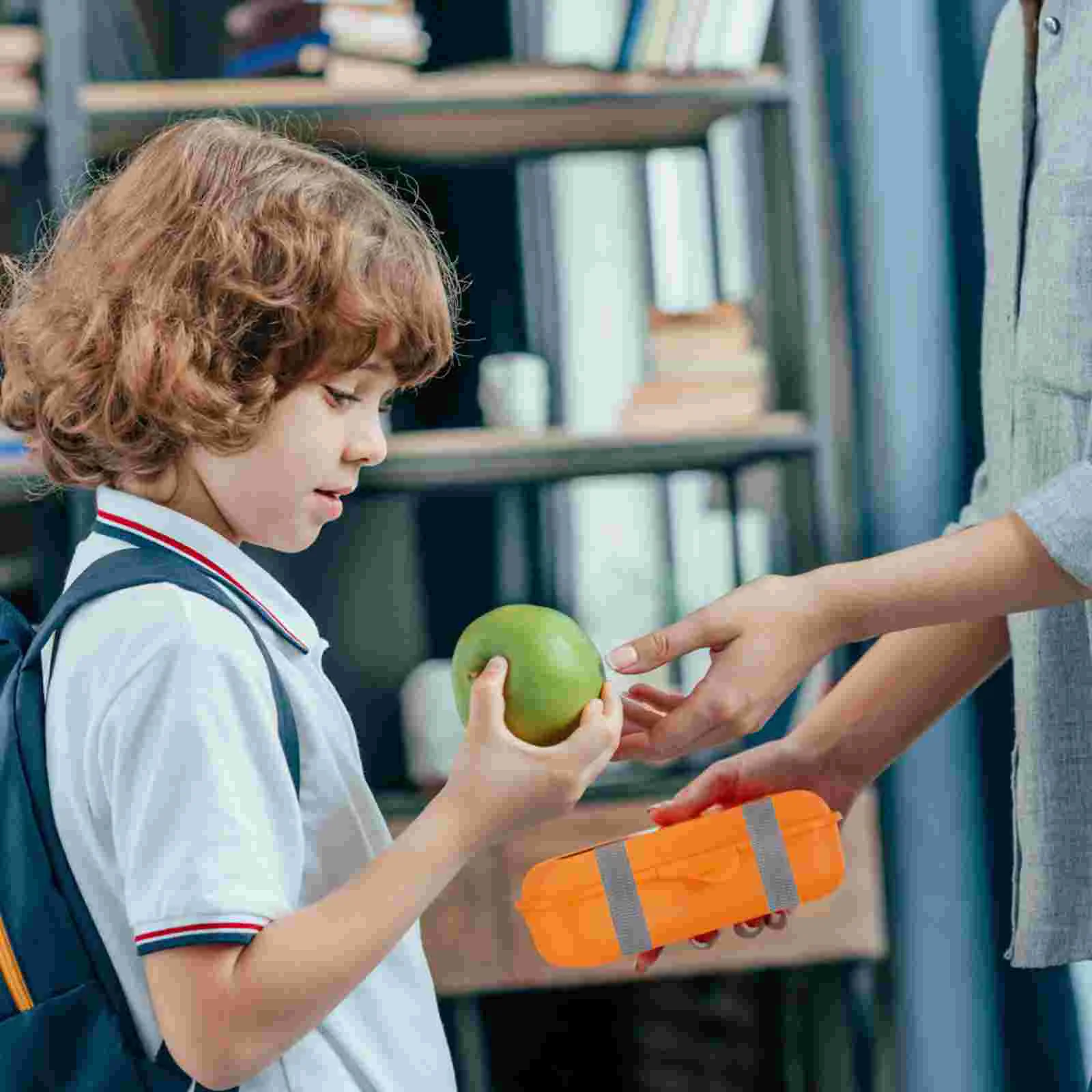 Give lunch. красивая упаковка обедов. полезная еда для детей. мама в полный рост готовит завтрак. Give lunch.