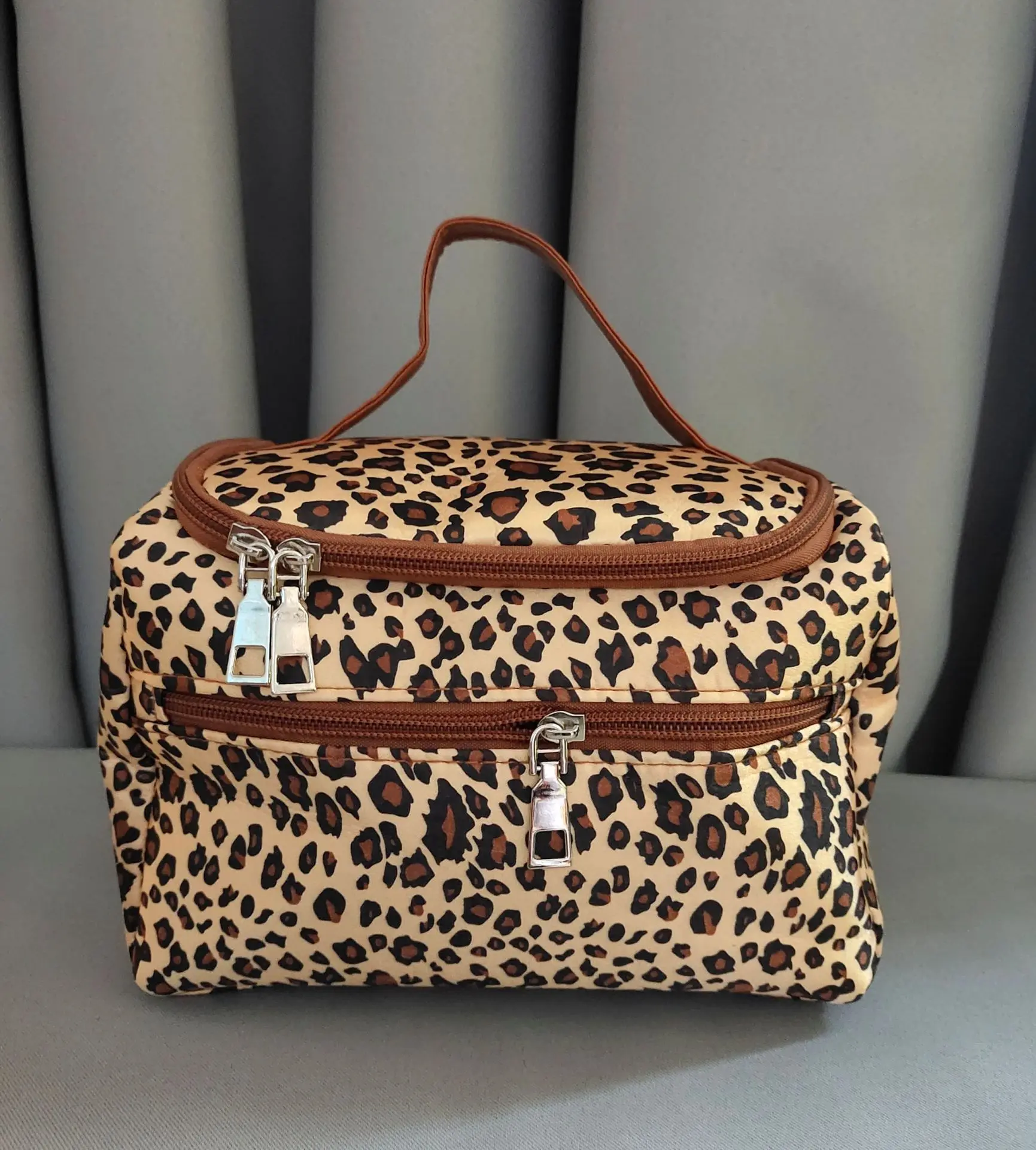 Большая вместительная косметичка с двойной молнией женская для купания дорожный