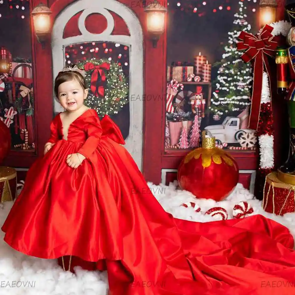 Красное атласное платье с длинным шлейфом V-образным вырезом и бантом