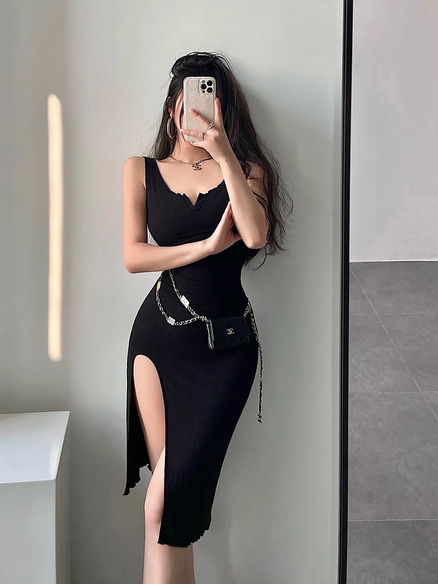Женское облегающее платье с высоким разрезом на ягодицах